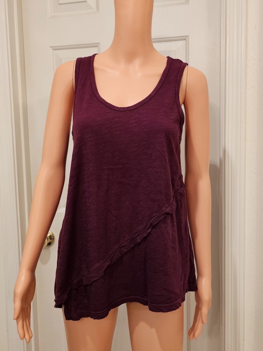 Casual Scoop Neck Tank Top in Plum